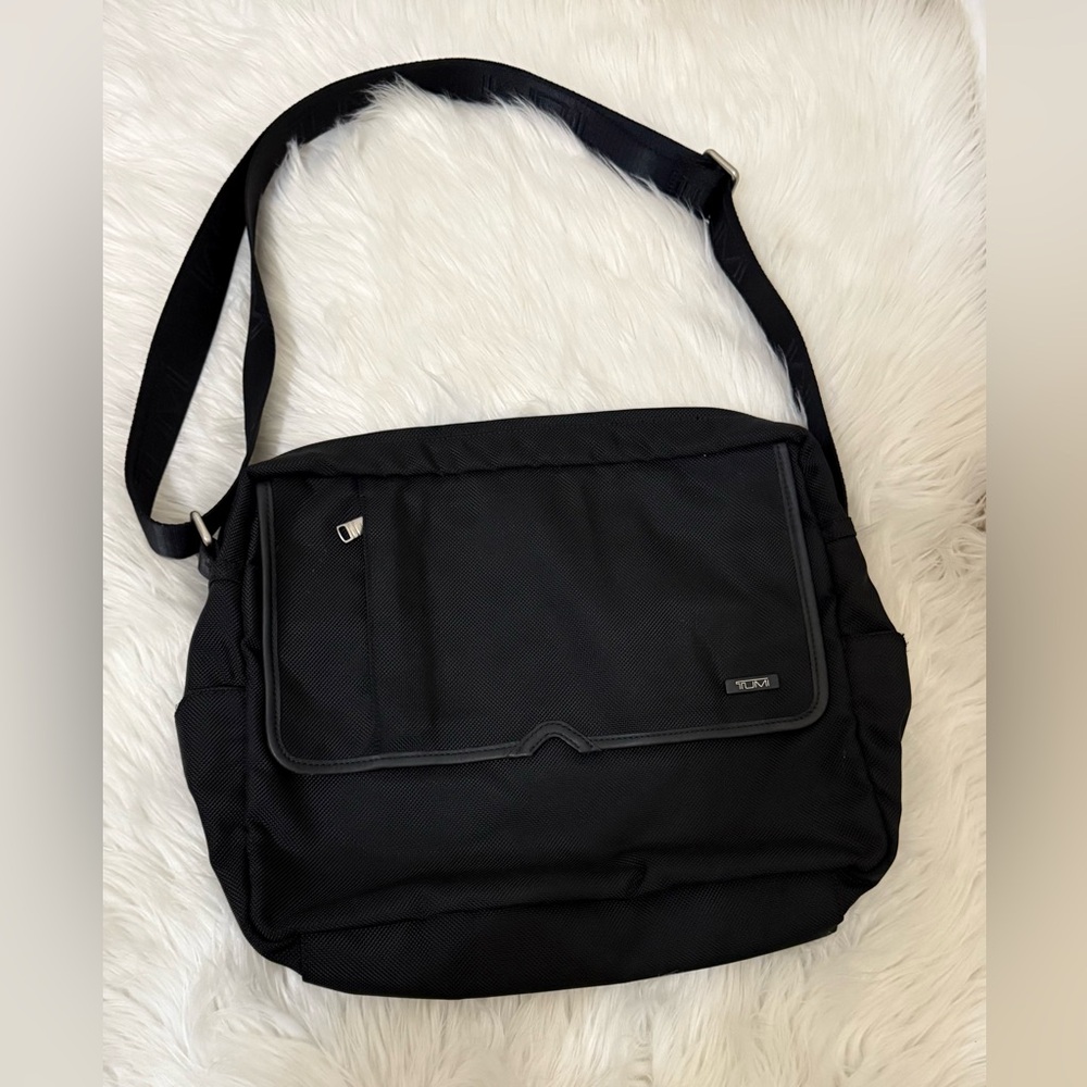 TUMI Leather Shoulder Bag Men’s Business Casual Black Luxury